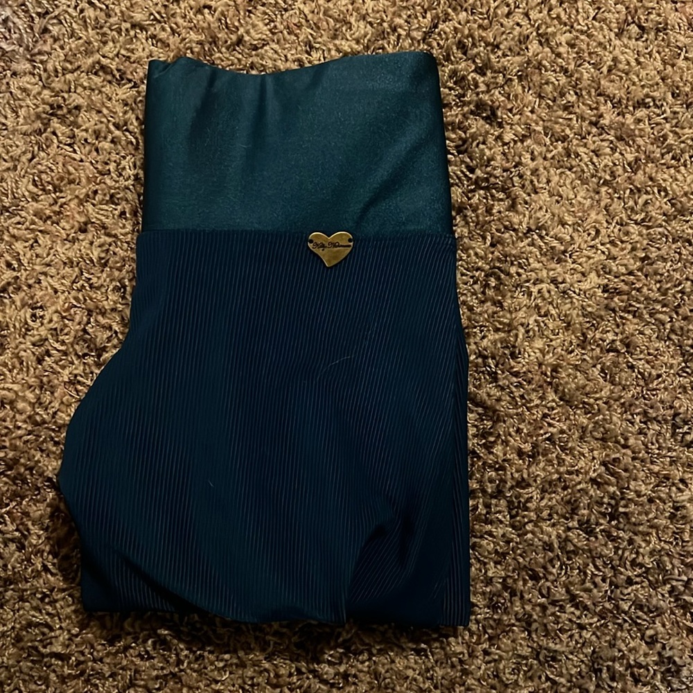 Cute booty leggings!